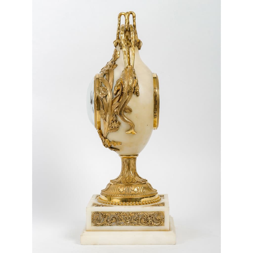 Pendule en marbre et bronze aux dauphins signée Julien Beliard, Paris, fin de l’époque Louis XVI | Biron Pendule en marbre et bronze aux dauphins signée Julien Beliard, Paris, fin de l'époque Louis XVI