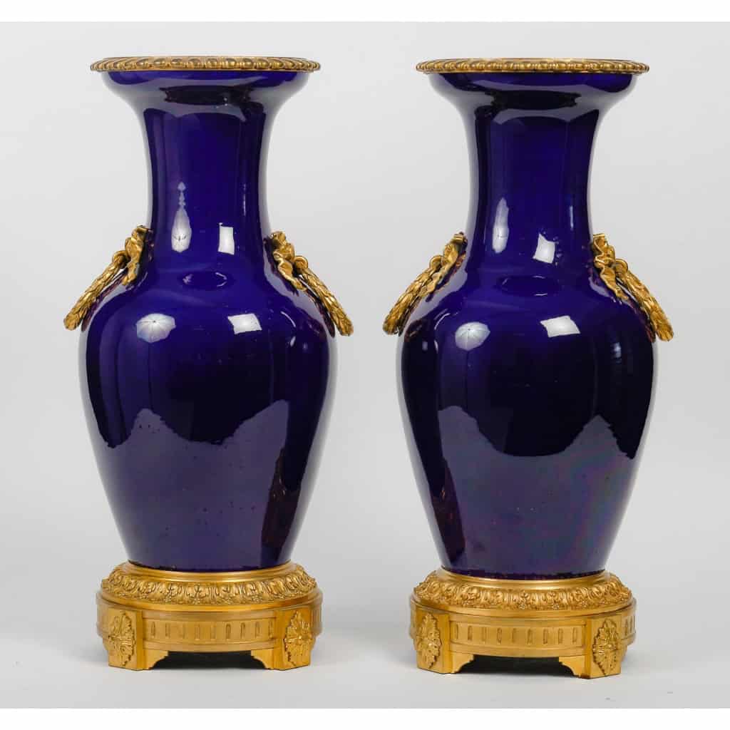 Paire de vases à montures de bronze en bleu cobalt | Biron ||||||||||