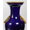 Paire de vases à montures de bronze en bleu cobalt | Biron Paire de vases à montures de bronze en bleu cobalt