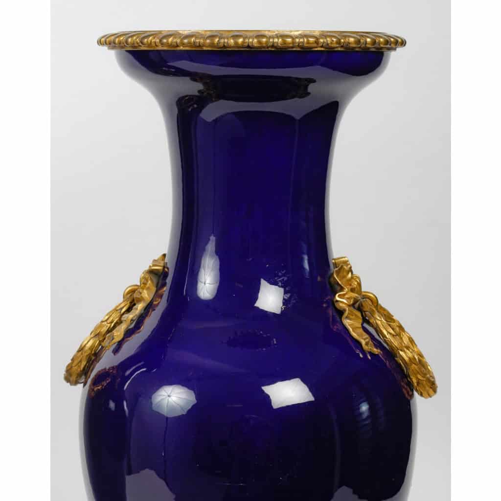Paire de vases à montures de bronze en bleu cobalt | Biron Paire de vases à montures de bronze en bleu cobalt
