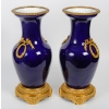 Paire de vases à montures de bronze en bleu cobalt | Biron Paire de vases à montures de bronze en bleu cobalt