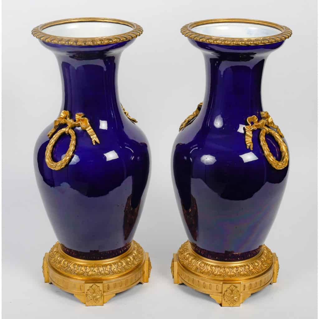 Paire de vases à montures de bronze en bleu cobalt | Biron Paire de vases à montures de bronze en bleu cobalt