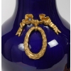 Paire de vases à montures de bronze en bleu cobalt | Biron Paire de vases à montures de bronze en bleu cobalt