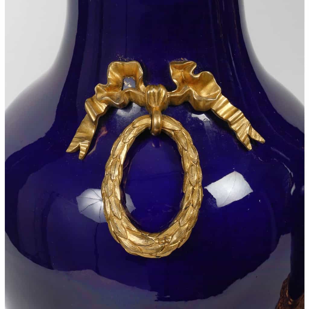 Paire de vases à montures de bronze en bleu cobalt | Biron Paire de vases à montures de bronze en bleu cobalt