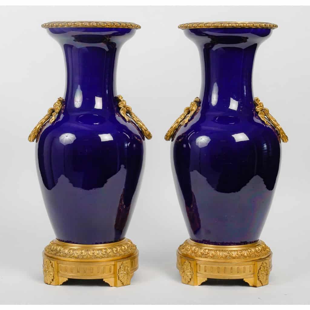 Paire de vases à montures de bronze en bleu cobalt | Biron Paire de vases à montures de bronze en bleu cobalt