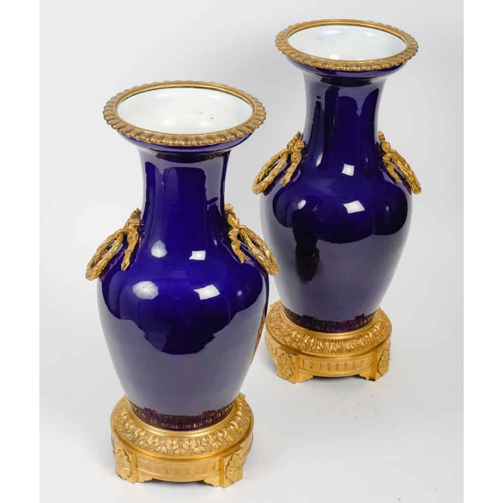 Paire de vases à montures de bronze en bleu cobalt | Biron Paire de vases à montures de bronze en bleu cobalt