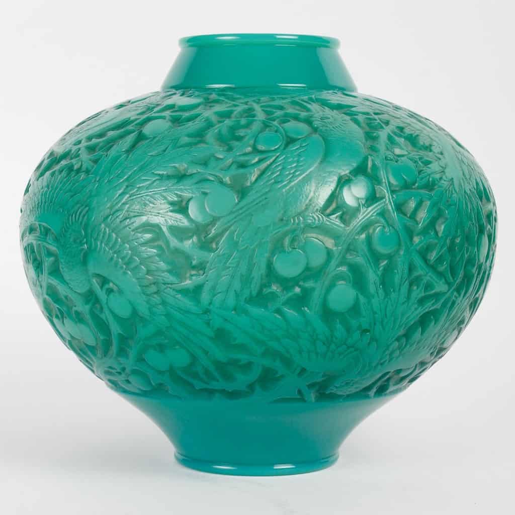 Vase « Aras » verre vert jade multicouches patiné gris de René LALIQUE | Biron Vase "Aras" verre vert jade multicouches patiné gris de René LALIQUE