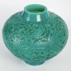 Vase « Aras » verre vert jade multicouches patiné gris de René LALIQUE | Biron Vase "Aras" verre vert jade multicouches patiné gris de René LALIQUE