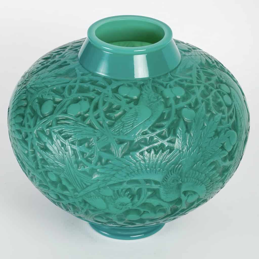 Vase « Aras » verre vert jade multicouches patiné gris de René LALIQUE | Biron Vase "Aras" verre vert jade multicouches patiné gris de René LALIQUE