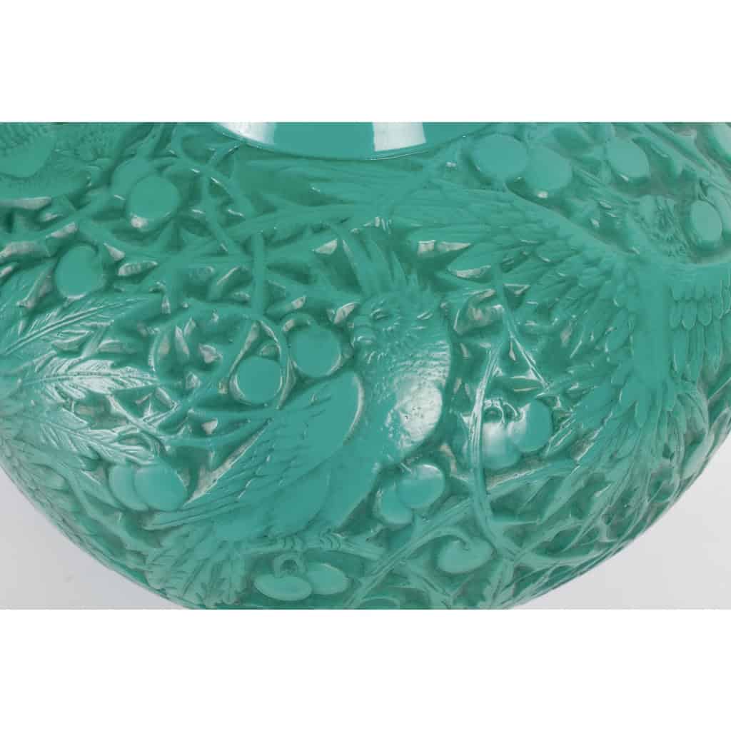 Vase « Aras » verre vert jade multicouches patiné gris de René LALIQUE | Biron Vase "Aras" verre vert jade multicouches patiné gris de René LALIQUE