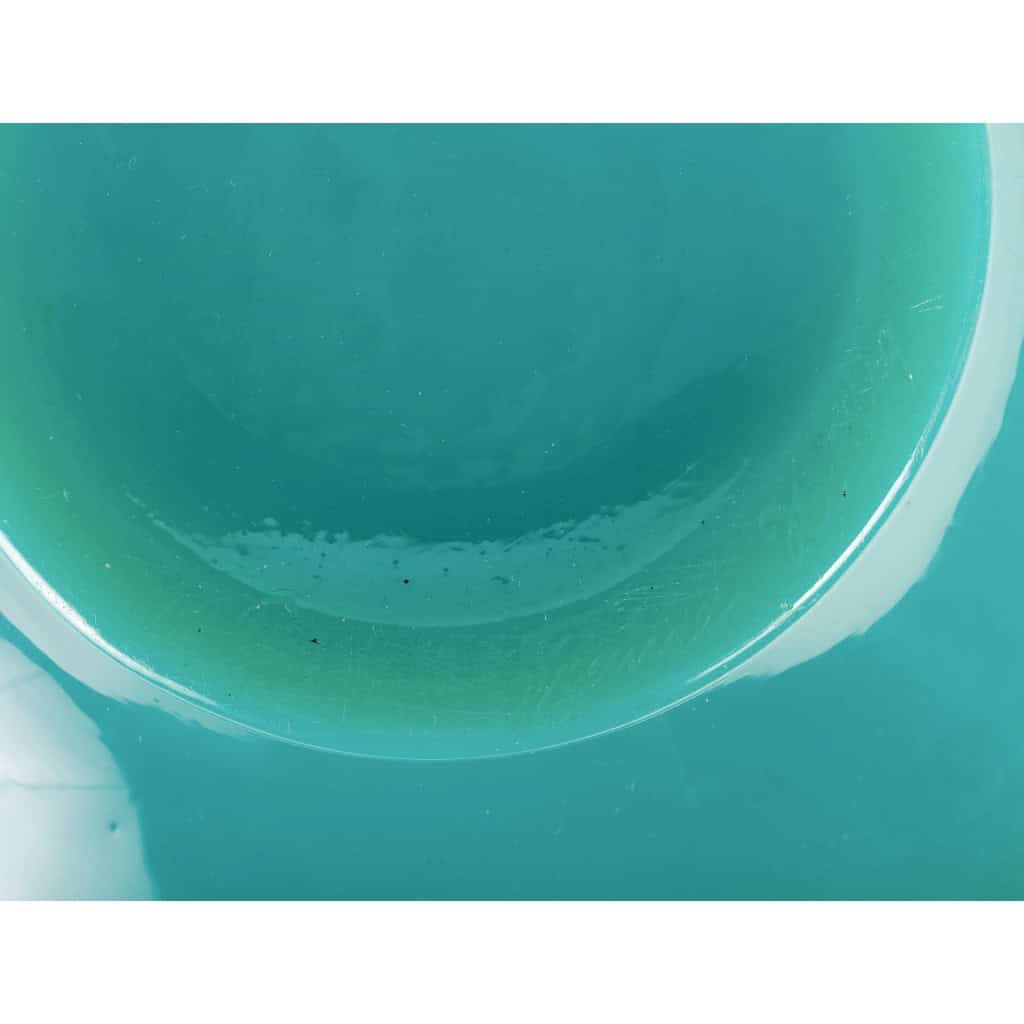 Vase « Aras » verre vert jade multicouches patiné gris de René LALIQUE | Biron Vase "Aras" verre vert jade multicouches patiné gris de René LALIQUE