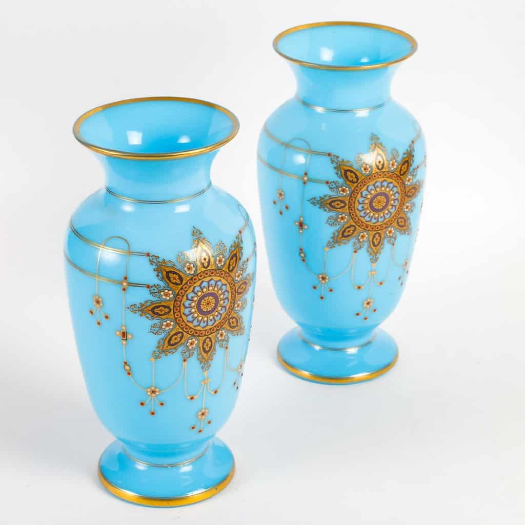 Paire de vases en opaline, XIXème siècle | Biron Paire de vases en opaline, XIXème siècle