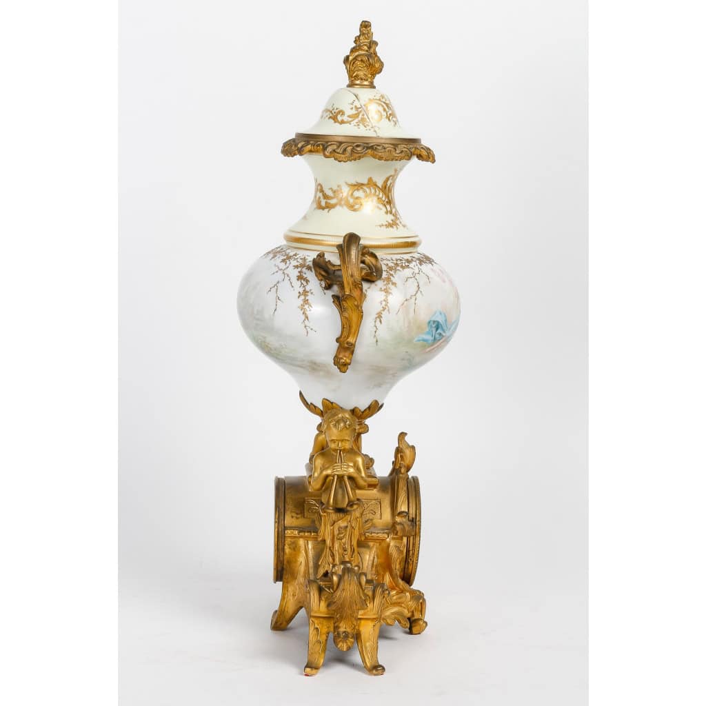 Garniture de cheminée en bronze doré et porcelaine de Sèvres | Biron Garniture de cheminée en bronze doré et porcelaine de Sèvres