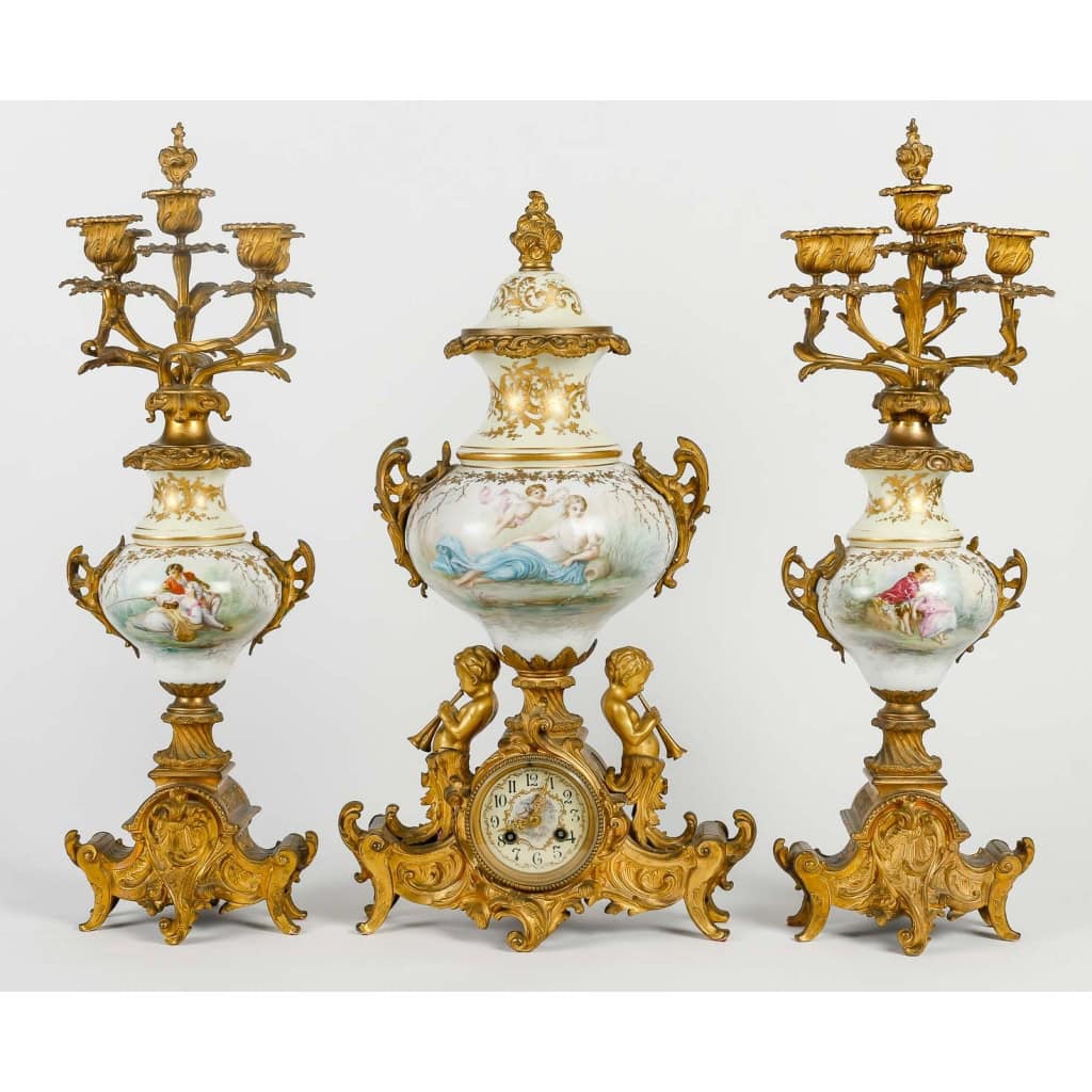 Garniture de cheminée en bronze doré et porcelaine de Sèvres | Biron Garniture de cheminée en bronze doré et porcelaine de Sèvres