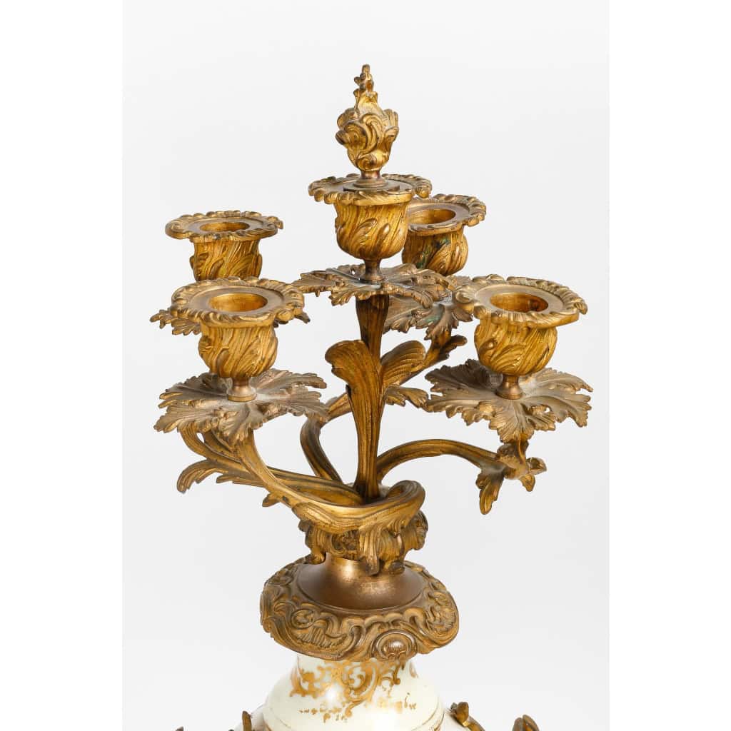Garniture de cheminée en bronze doré et porcelaine de Sèvres | Biron Garniture de cheminée en bronze doré et porcelaine de Sèvres
