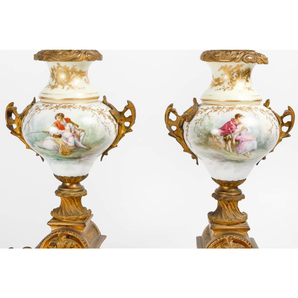 Garniture de cheminée en bronze doré et porcelaine de Sèvres | Biron Garniture de cheminée en bronze doré et porcelaine de Sèvres