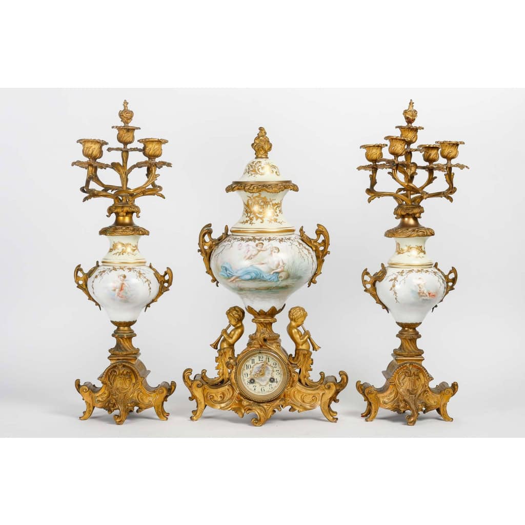Garniture de cheminée en bronze doré et porcelaine de Sèvres | Biron Garniture de cheminée en bronze doré et porcelaine de Sèvres