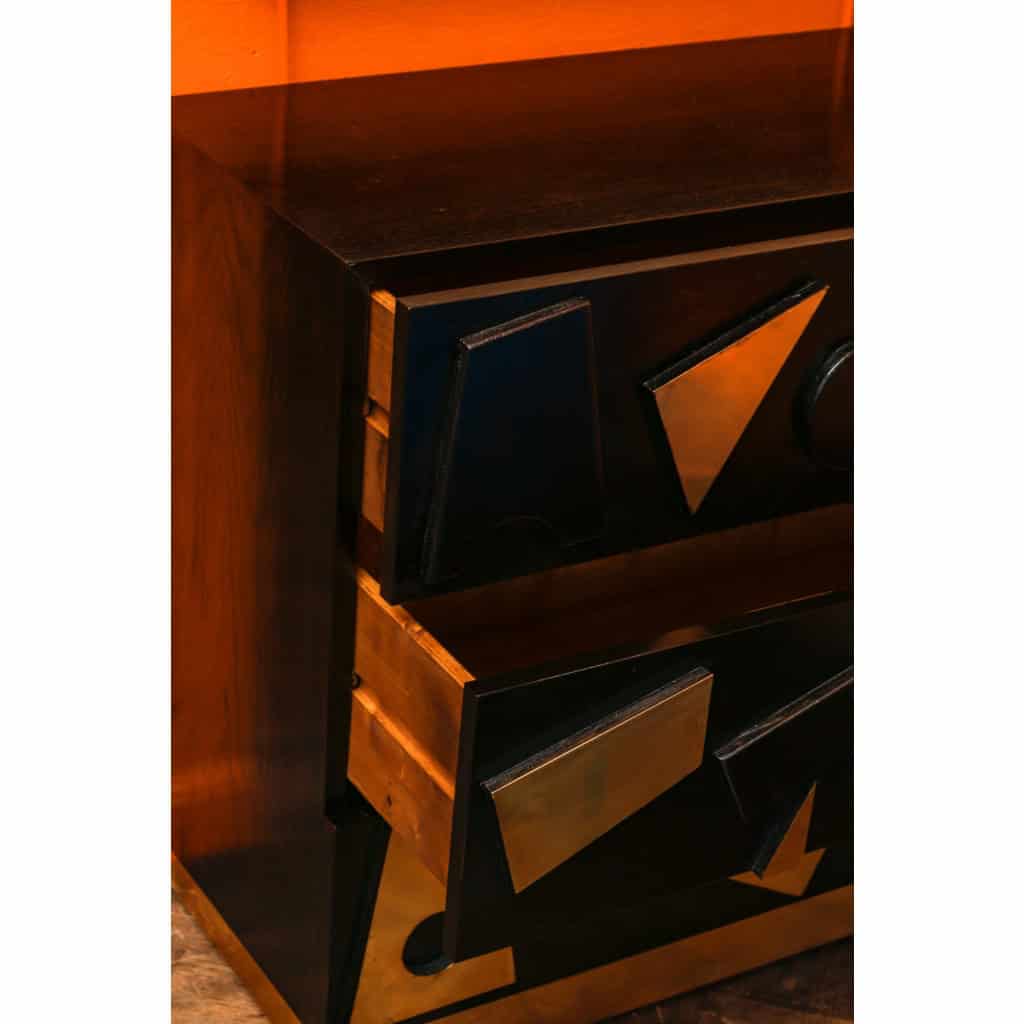 Paire de commodes en frêne laqué noir et laiton doré. Contemporain. | Biron Paire de commodes en frêne laqué noir et laiton doré. Contemporain.