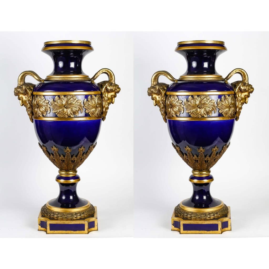 Paire de vases en porcelaine de Sèvres, Monture en bronze doré et ciselé, XIXème siècle | Biron |||||||||