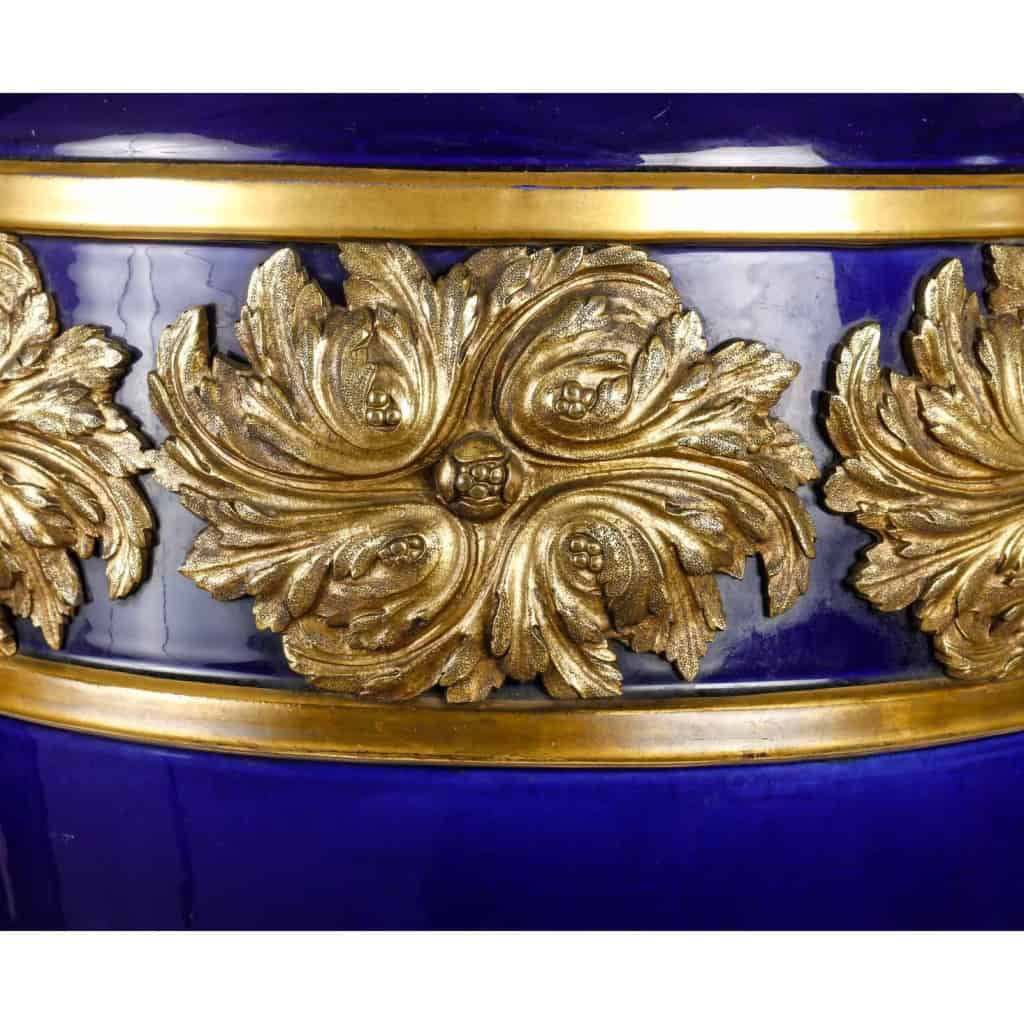 Paire de vases en porcelaine de Sèvres, Monture en bronze doré et ciselé, XIXème siècle | Biron Paire de vases en porcelaine de Sèvres, Monture en bronze doré et ciselé, XIXème siècle
