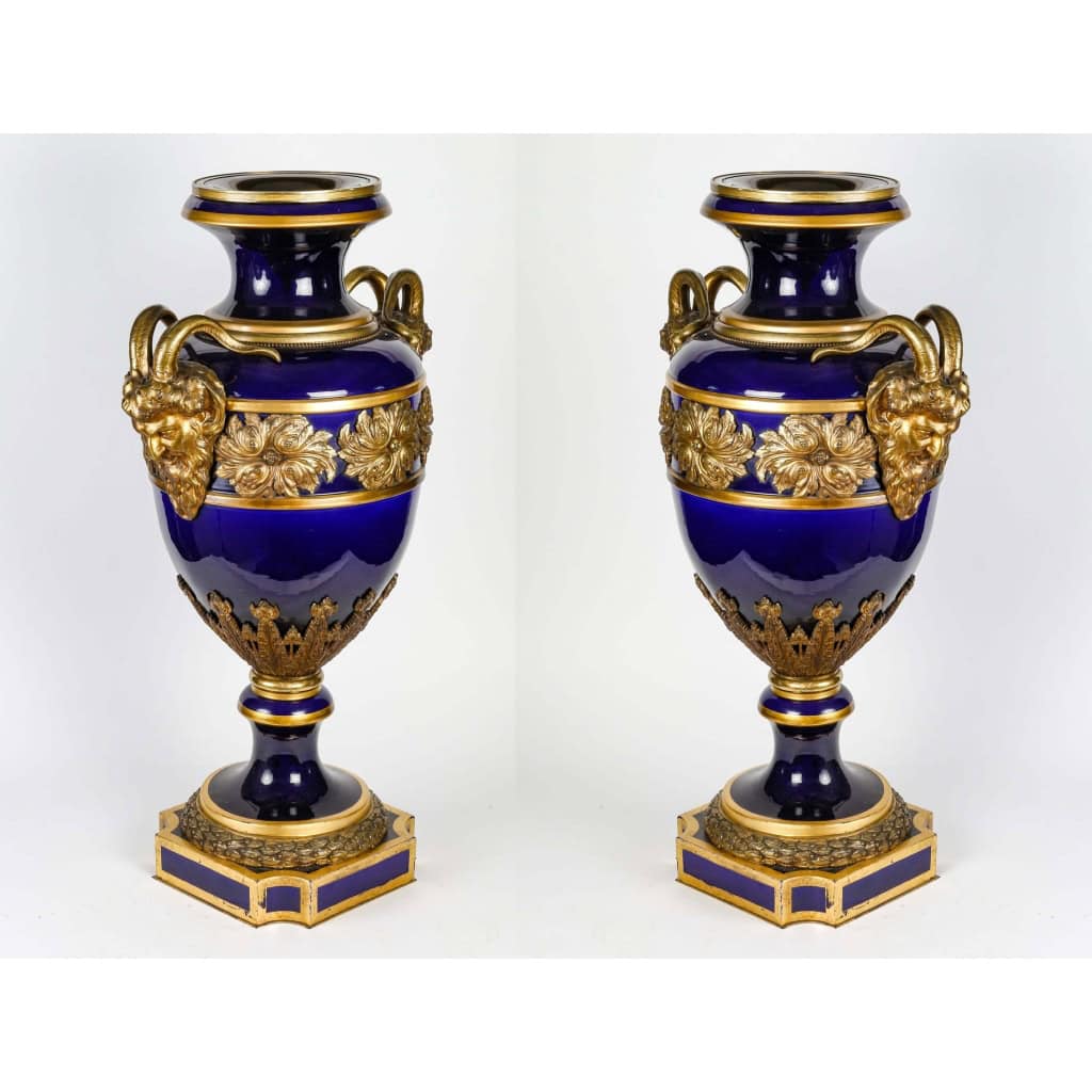 Paire de vases en porcelaine de Sèvres, Monture en bronze doré et ciselé, XIXème siècle | Biron Paire de vases en porcelaine de Sèvres, Monture en bronze doré et ciselé, XIXème siècle
