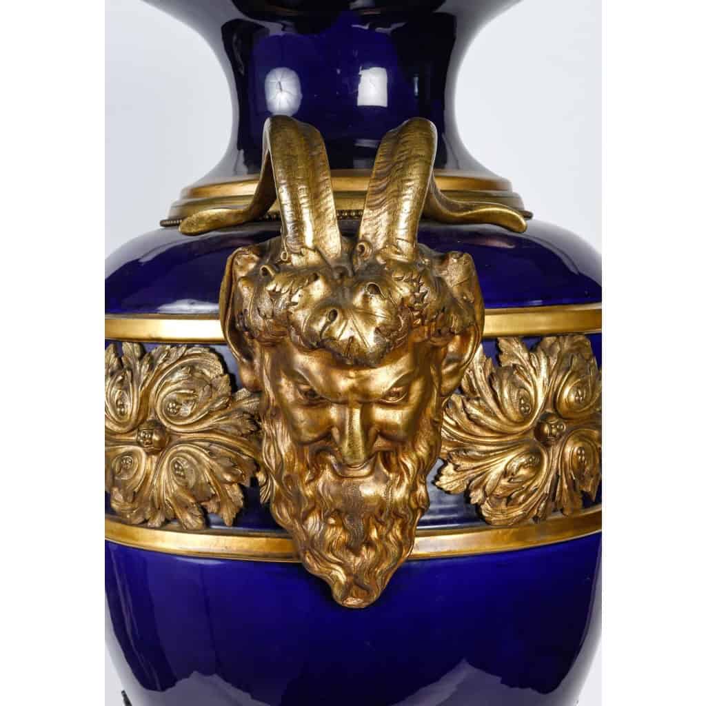 Paire de vases en porcelaine de Sèvres, Monture en bronze doré et ciselé, XIXème siècle | Biron Paire de vases en porcelaine de Sèvres, Monture en bronze doré et ciselé, XIXème siècle