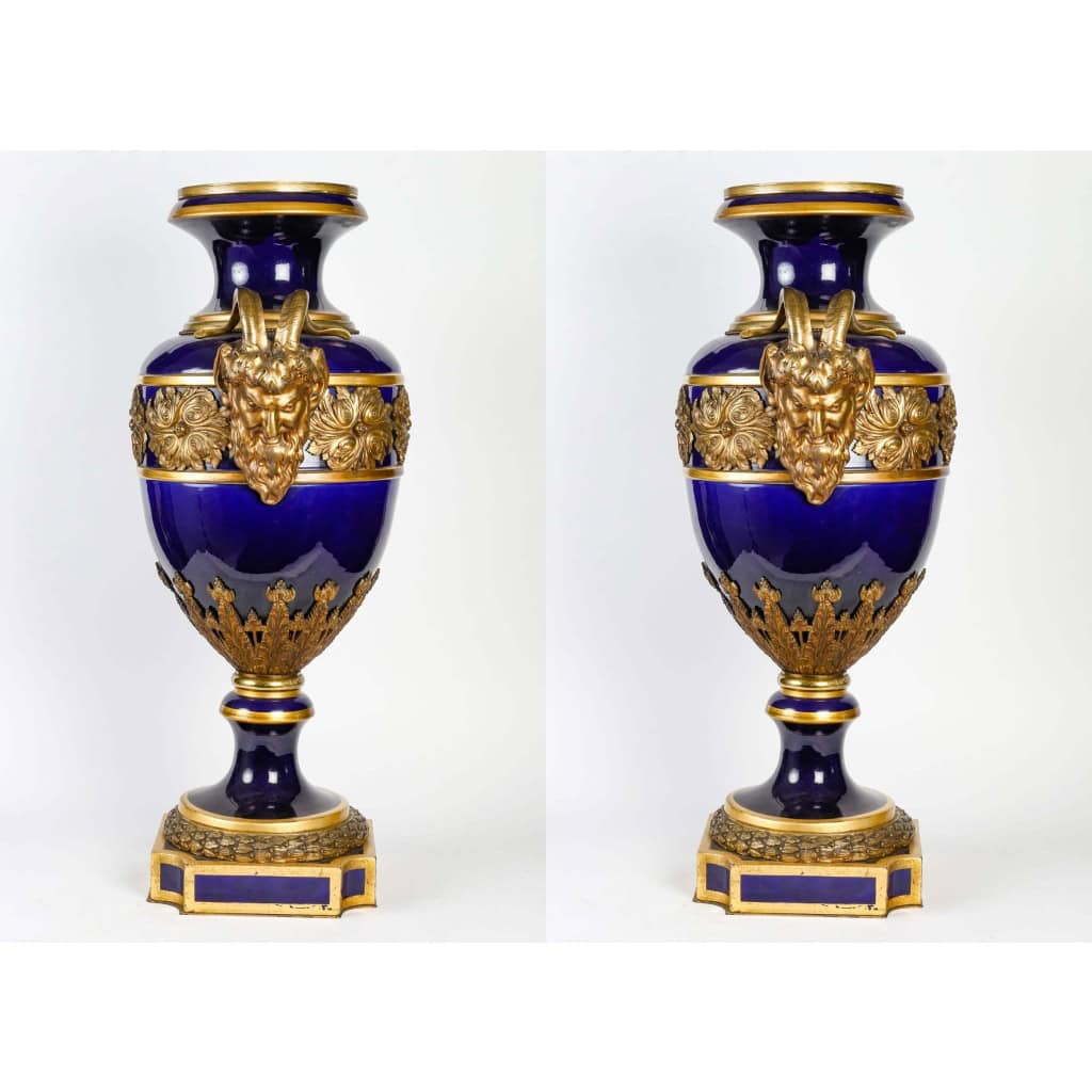 Paire de vases en porcelaine de Sèvres, Monture en bronze doré et ciselé, XIXème siècle | Biron Paire de vases en porcelaine de Sèvres, Monture en bronze doré et ciselé, XIXème siècle