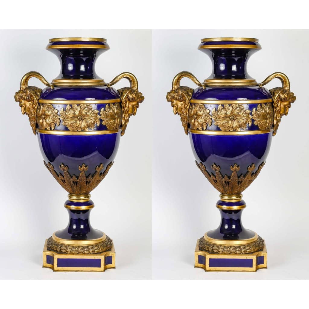 Paire de vases en porcelaine de Sèvres, Monture en bronze doré et ciselé, XIXème siècle | Biron Paire de vases en porcelaine de Sèvres, Monture en bronze doré et ciselé, XIXème siècle