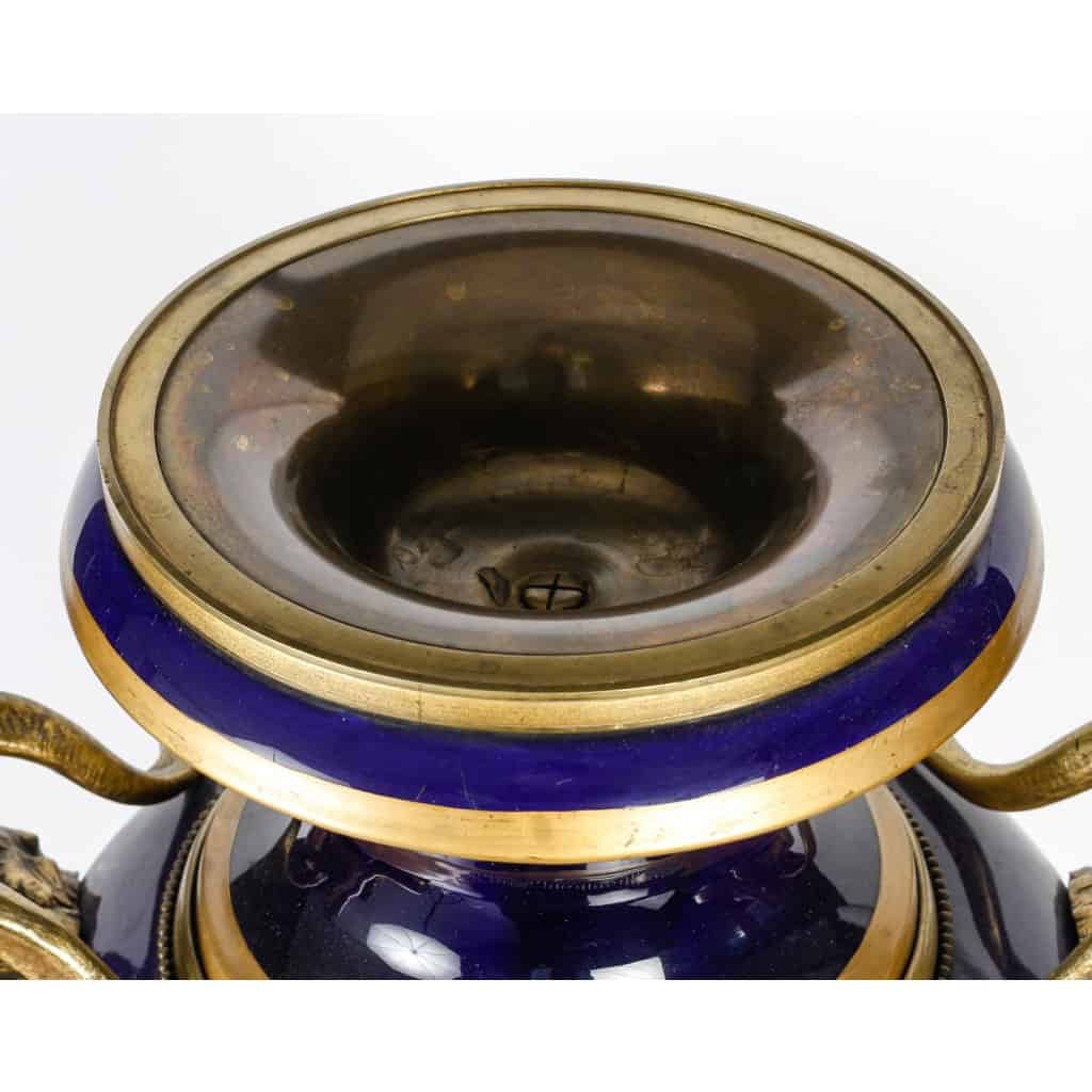 Paire de vases en porcelaine de Sèvres, Monture en bronze doré et ciselé, XIXème siècle | Biron Paire de vases en porcelaine de Sèvres, Monture en bronze doré et ciselé, XIXème siècle
