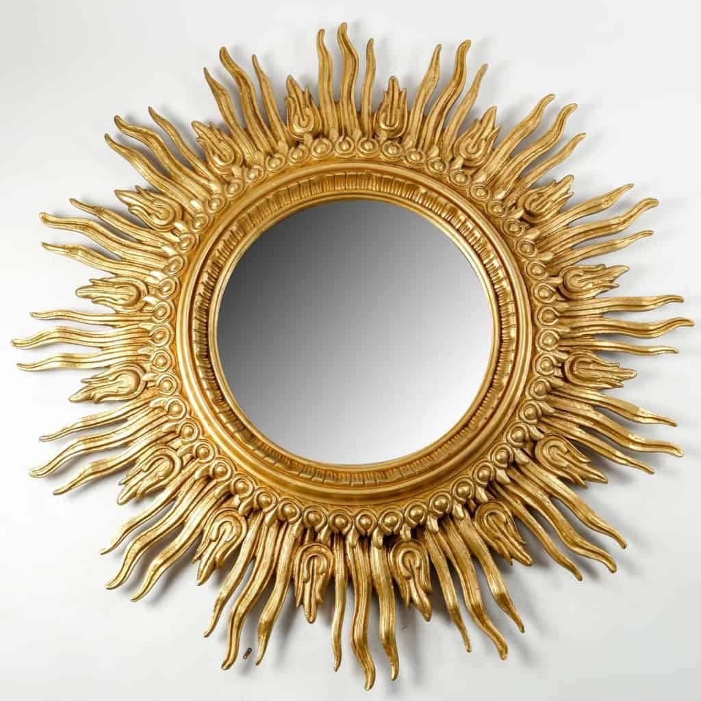 Important miroir soleil en bois doré et sculpté. Époque vers 1960. | Biron |||||||
