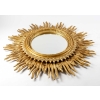 Important miroir soleil en bois doré et sculpté. Époque vers 1960. | Biron Important miroir soleil en bois doré et sculpté. Époque vers 1960.