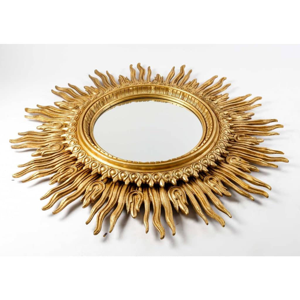 Important miroir soleil en bois doré et sculpté. Époque vers 1960. | Biron Important miroir soleil en bois doré et sculpté. Époque vers 1960.