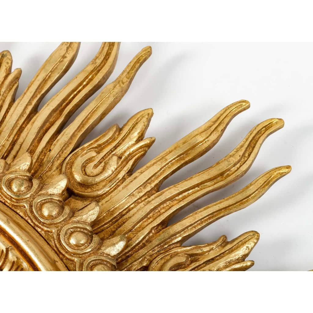 Important miroir soleil en bois doré et sculpté. Époque vers 1960. | Biron Important miroir soleil en bois doré et sculpté. Époque vers 1960.