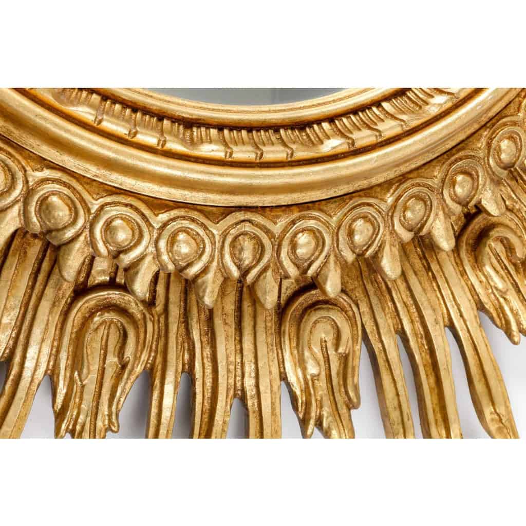 Important miroir soleil en bois doré et sculpté. Époque vers 1960. | Biron Important miroir soleil en bois doré et sculpté. Époque vers 1960.