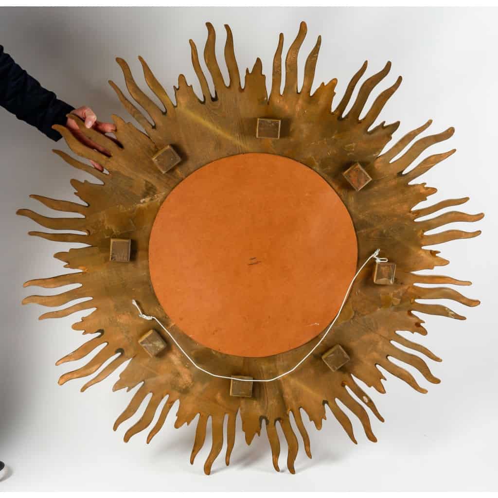 Important miroir soleil en bois doré et sculpté. Époque vers 1960. | Biron Important miroir soleil en bois doré et sculpté. Époque vers 1960.
