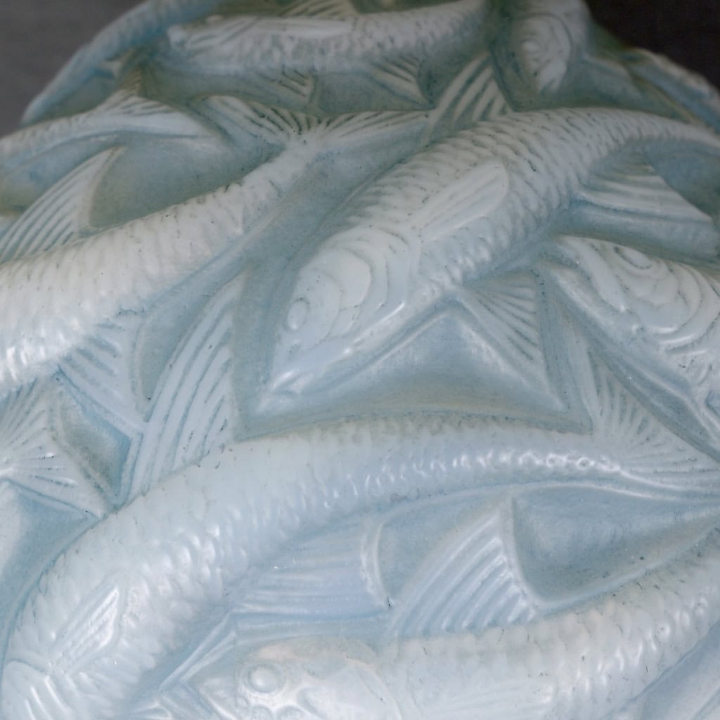 Vase « Oléron » verre opalescent double couche patiné bleu de René LALIQUE | Biron Vase « Oléron » verre opalescent double couche patiné bleu de René LALIQUE
