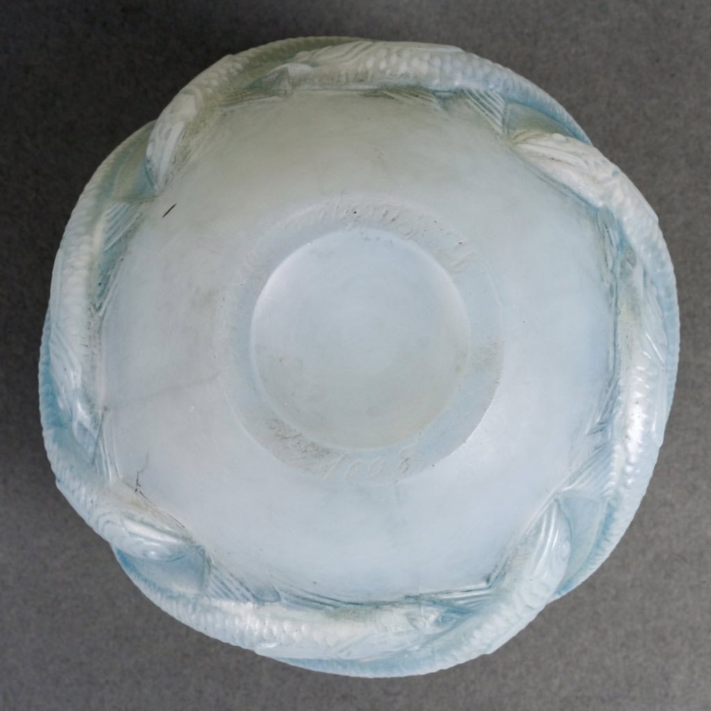 Vase « Oléron » verre opalescent double couche patiné bleu de René LALIQUE | Biron Vase « Oléron » verre opalescent double couche patiné bleu de René LALIQUE