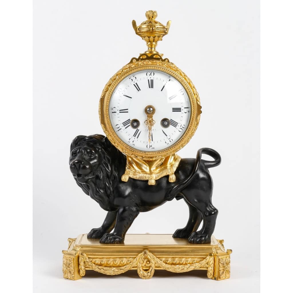 Rare Pendule dite « Au Lion Paisible » Fin XIXème Siècle | Biron |||||||||
