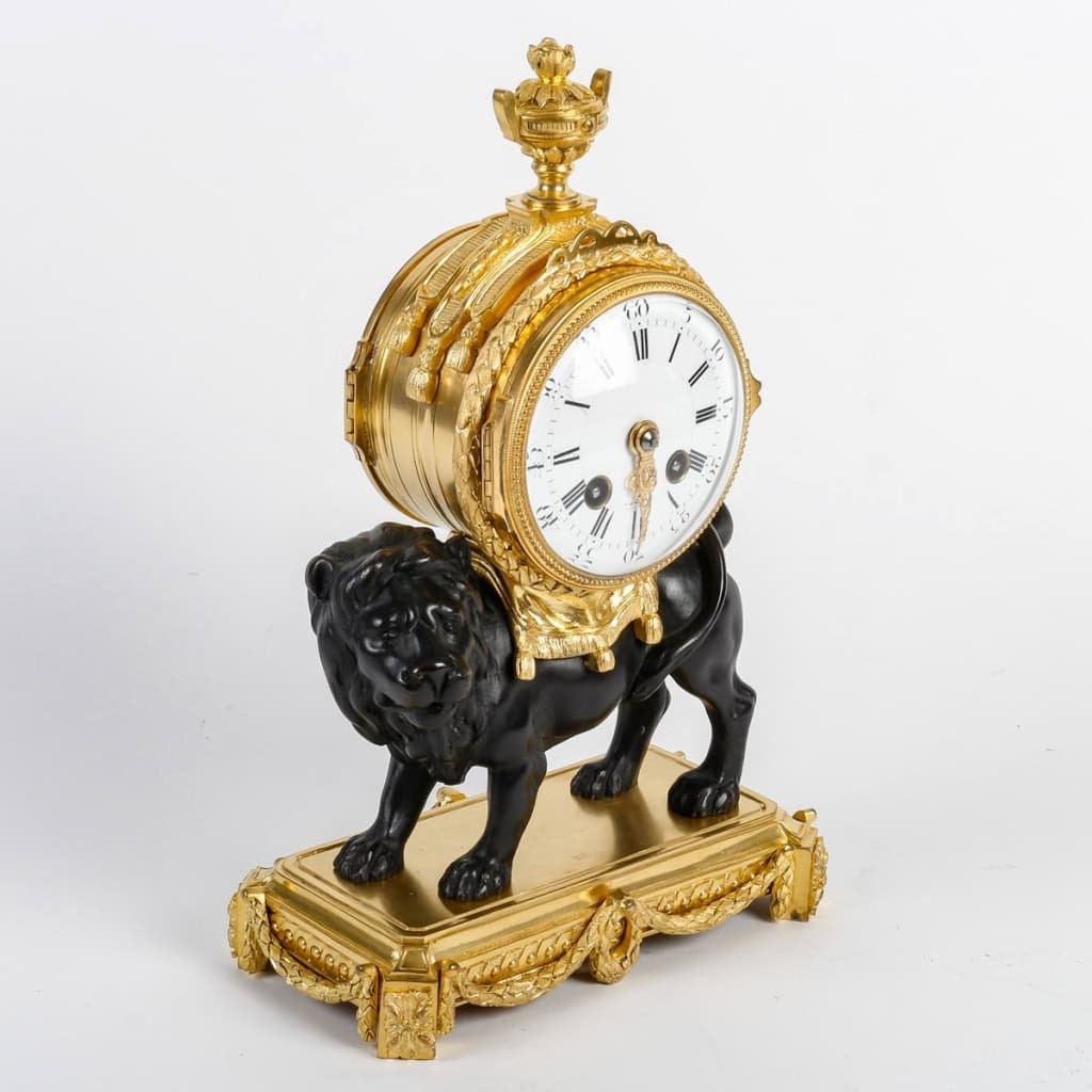 Rare Pendule dite « Au Lion Paisible » Fin XIXème Siècle | Biron Rare Pendule dite « Au Lion Paisible » Fin XIXème Siècle