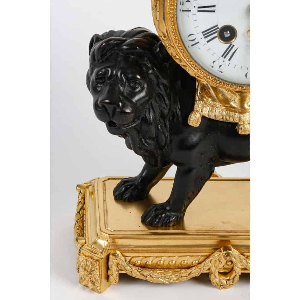 Rare Pendule dite « Au Lion Paisible » Fin XIXème Siècle | Biron Rare Pendule dite « Au Lion Paisible » Fin XIXème Siècle