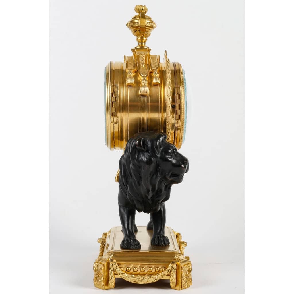 Rare Pendule dite « Au Lion Paisible » Fin XIXème Siècle | Biron Rare Pendule dite « Au Lion Paisible » Fin XIXème Siècle