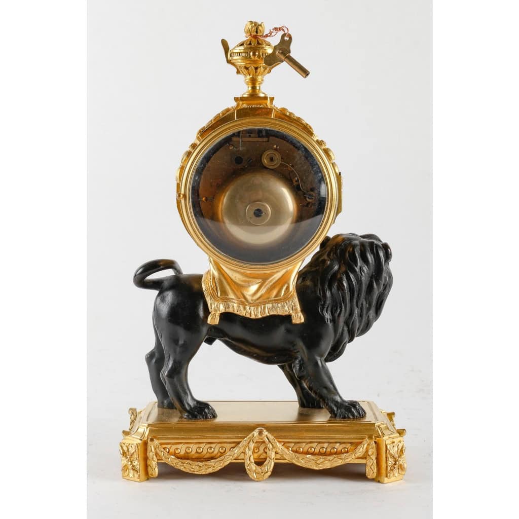 Rare Pendule dite « Au Lion Paisible » Fin XIXème Siècle | Biron Rare Pendule dite « Au Lion Paisible » Fin XIXème Siècle