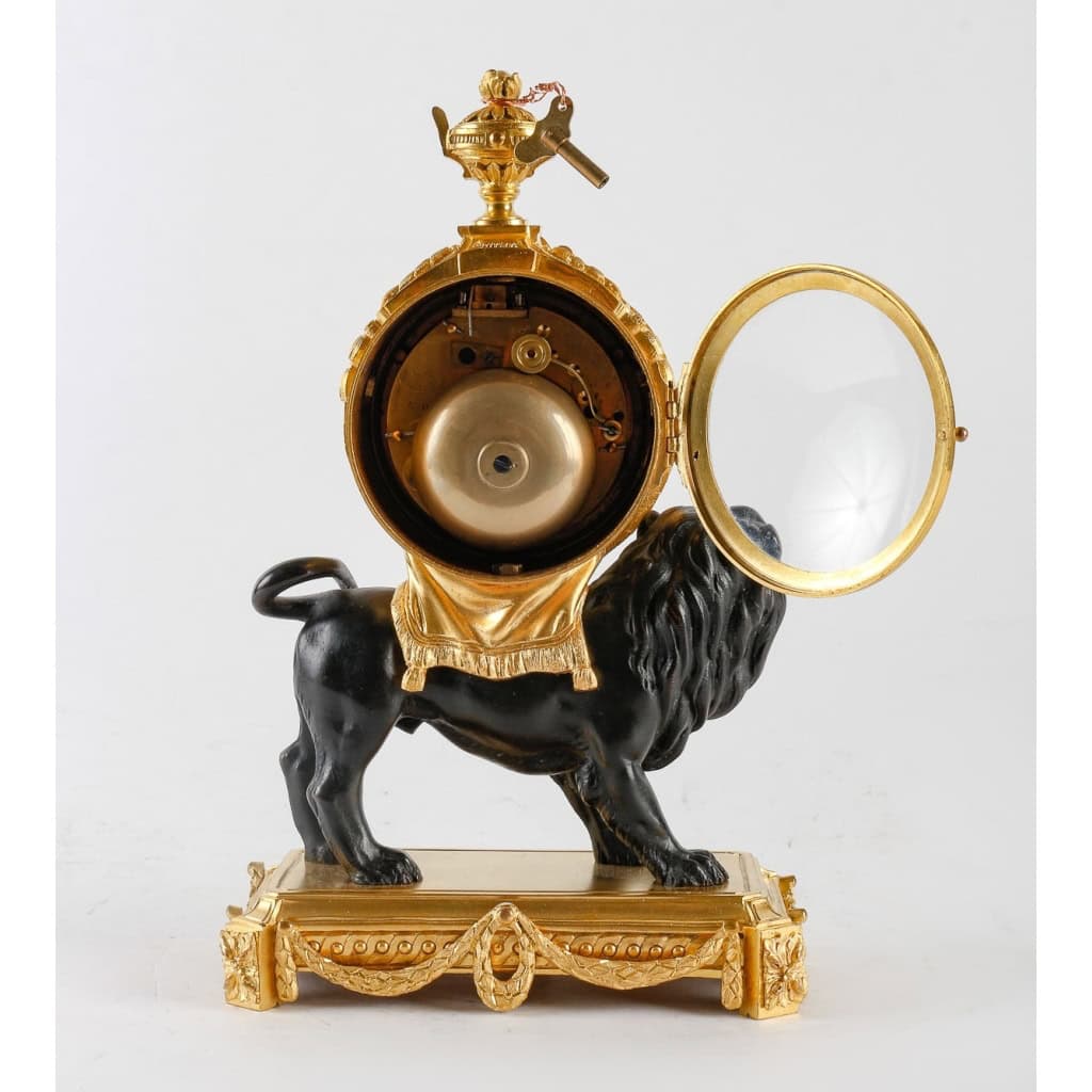 Rare Pendule dite « Au Lion Paisible » Fin XIXème Siècle | Biron Rare Pendule dite « Au Lion Paisible » Fin XIXème Siècle