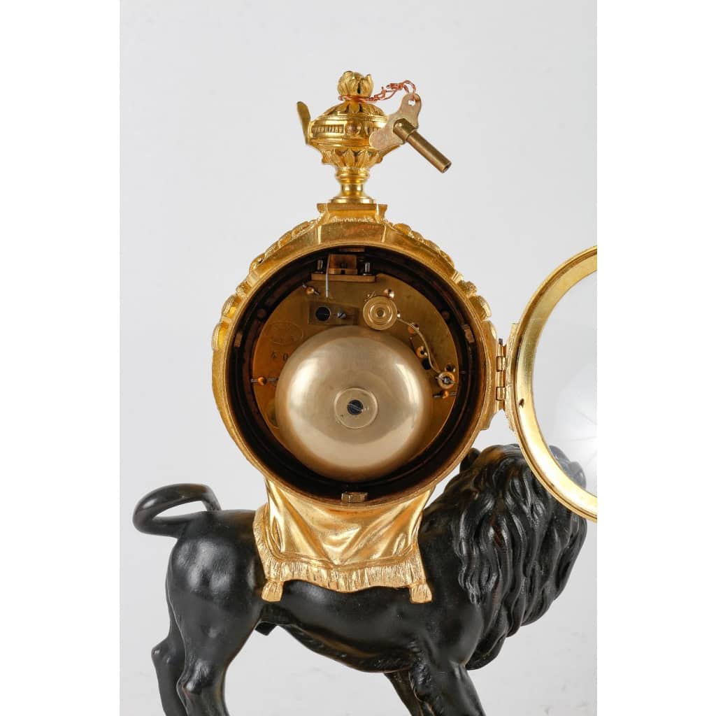 Rare Pendule dite « Au Lion Paisible » Fin XIXème Siècle | Biron Rare Pendule dite « Au Lion Paisible » Fin XIXème Siècle