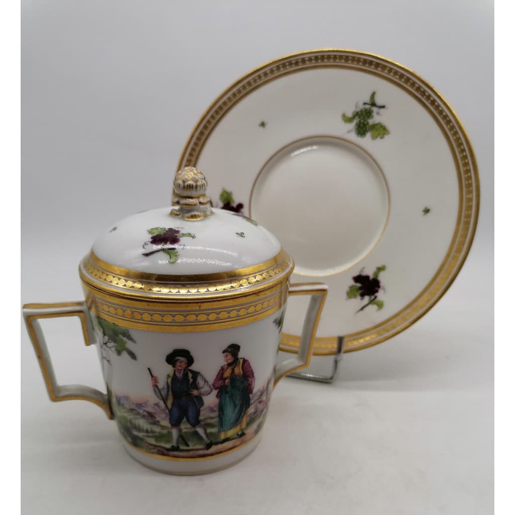 Tasse Couverte En Porcelaine Italienne Capodimonte XIXème | Biron |||