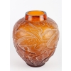 Vase « Archers » verre ambre orangé patiné blanc de René LALIQUE | Biron Vase "Archers" verre ambre orangé patiné blanc de René LALIQUE
