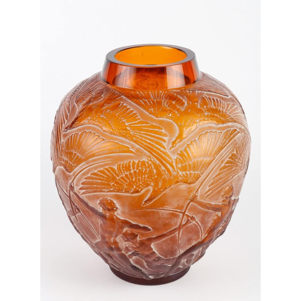 Vase « Archers » verre ambre orangé patiné blanc de René LALIQUE | Biron Vase "Archers" verre ambre orangé patiné blanc de René LALIQUE