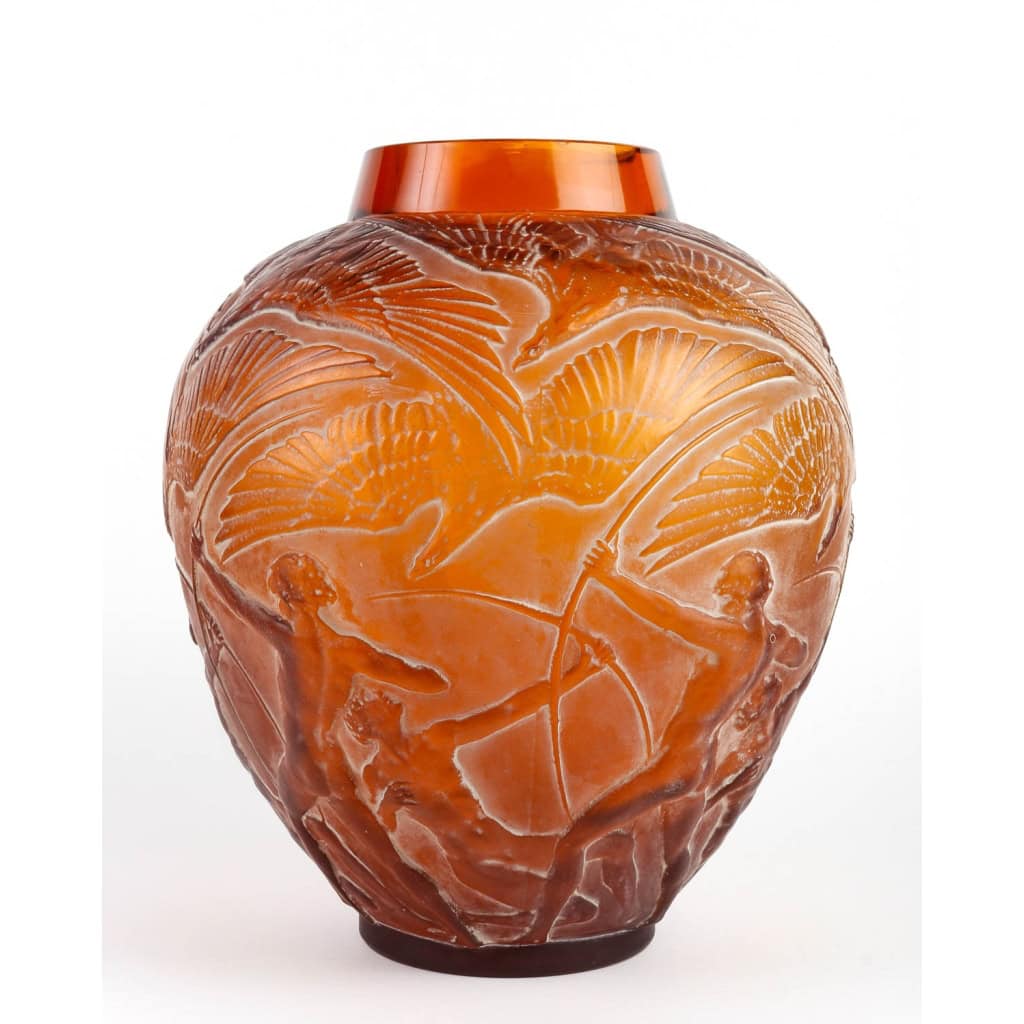 Vase « Archers » verre ambre orangé patiné blanc de René LALIQUE | Biron Vase "Archers" verre ambre orangé patiné blanc de René LALIQUE