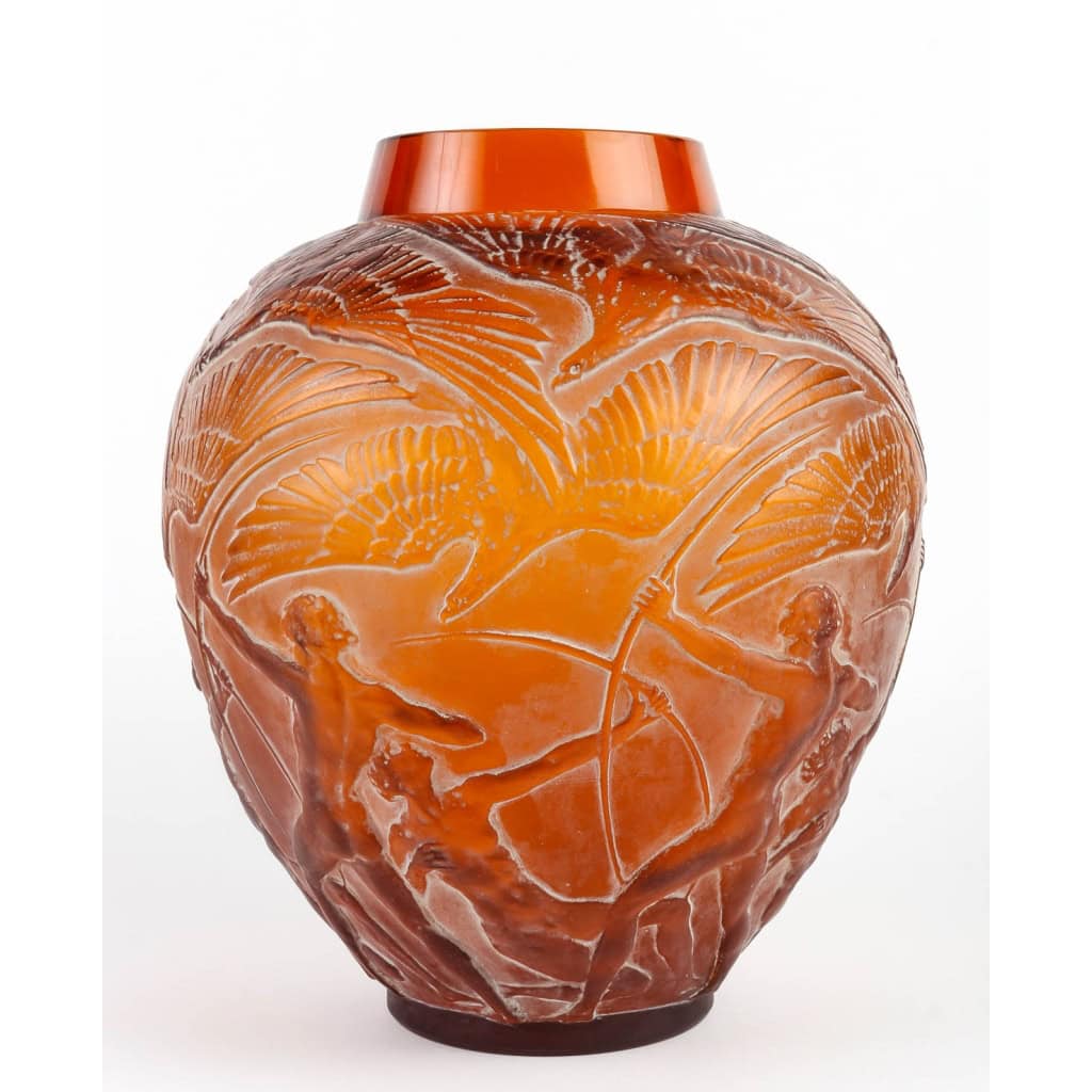 Vase « Archers » verre ambre orangé patiné blanc de René LALIQUE | Biron Vase "Archers" verre ambre orangé patiné blanc de René LALIQUE