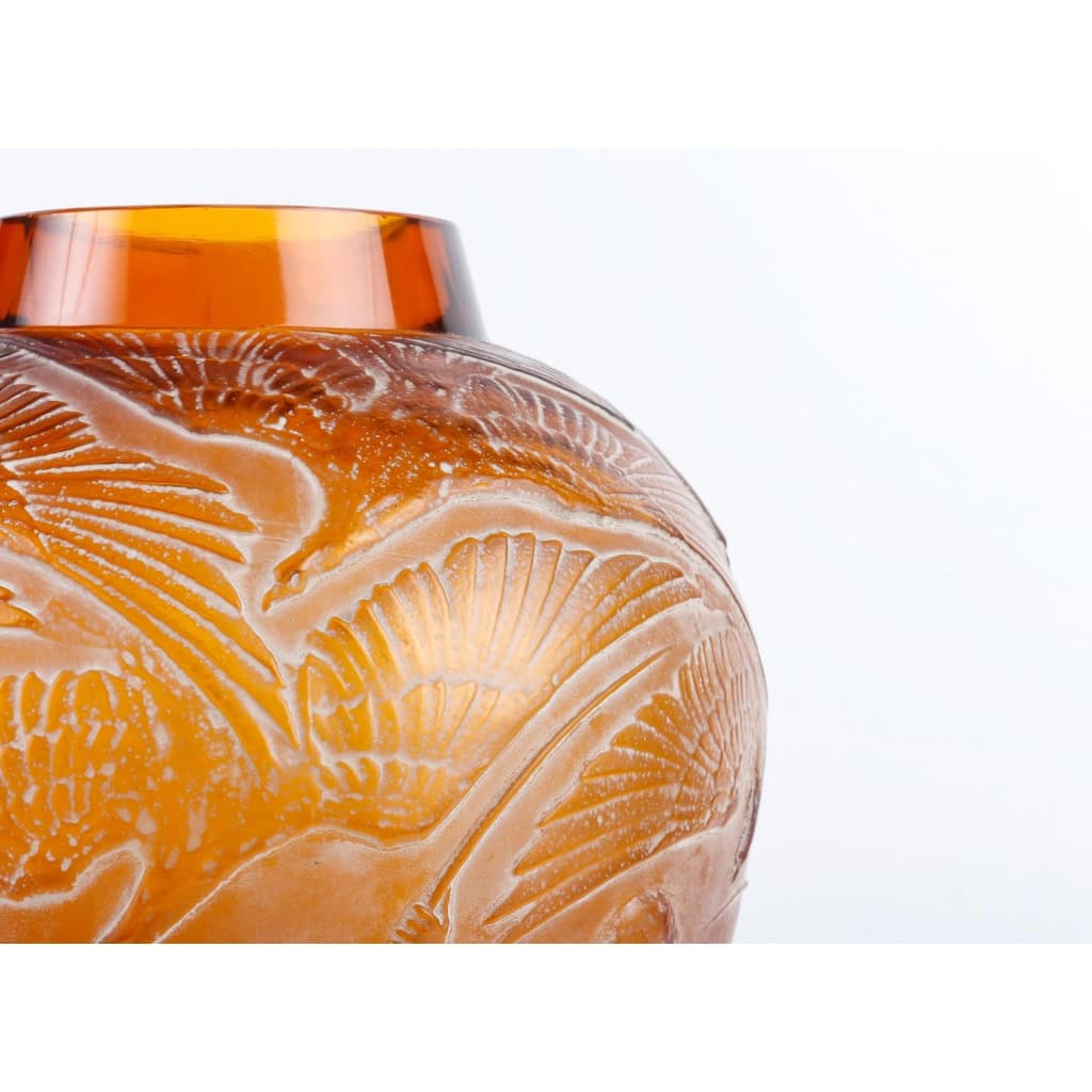 Vase « Archers » verre ambre orangé patiné blanc de René LALIQUE | Biron Vase "Archers" verre ambre orangé patiné blanc de René LALIQUE